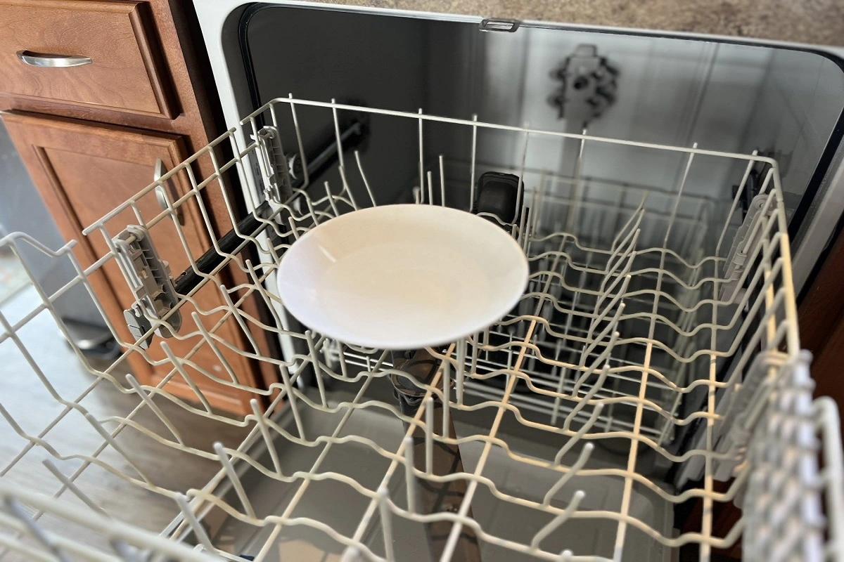 Is it safe to clean dishwasher with vinegar